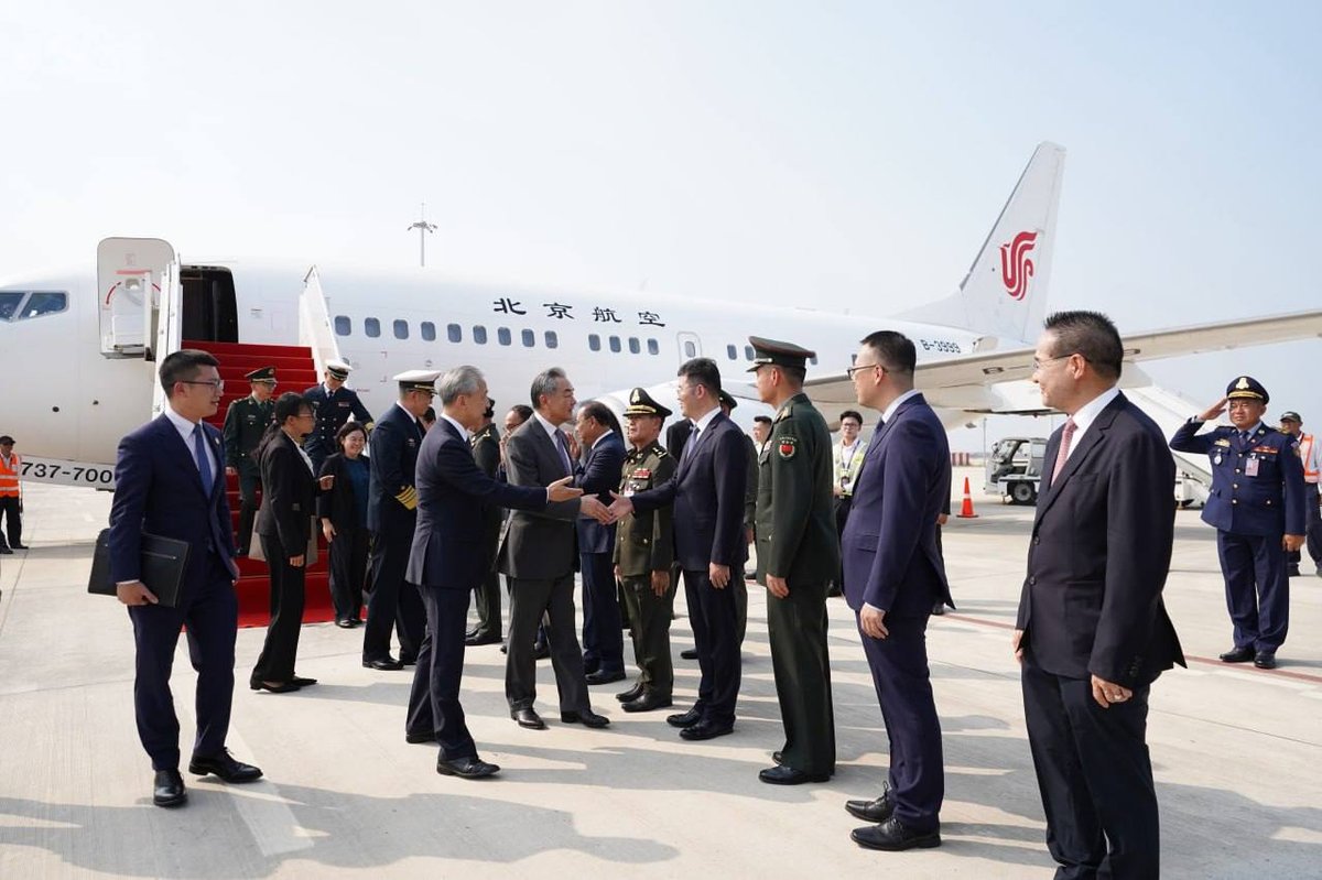 中国外交部长与国防部长抵达柬埔寨出席“2+2”战略对话