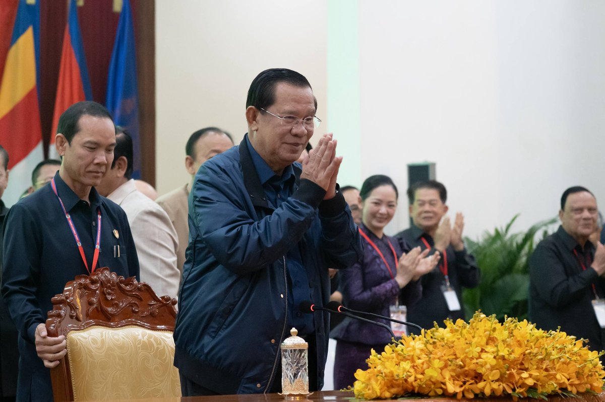 洪森在磅湛省与地方各级官员举行座谈会