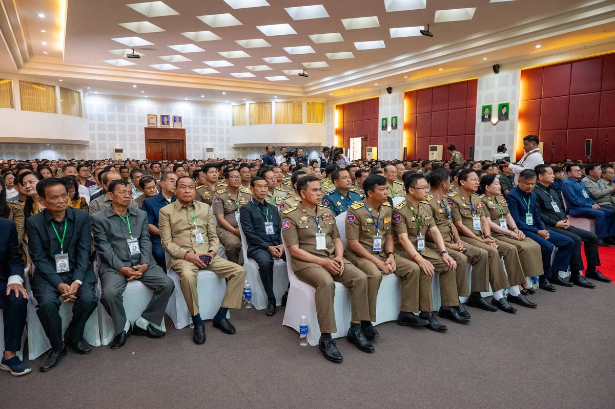 洪森在磅湛省与地方各级官员举行座谈会