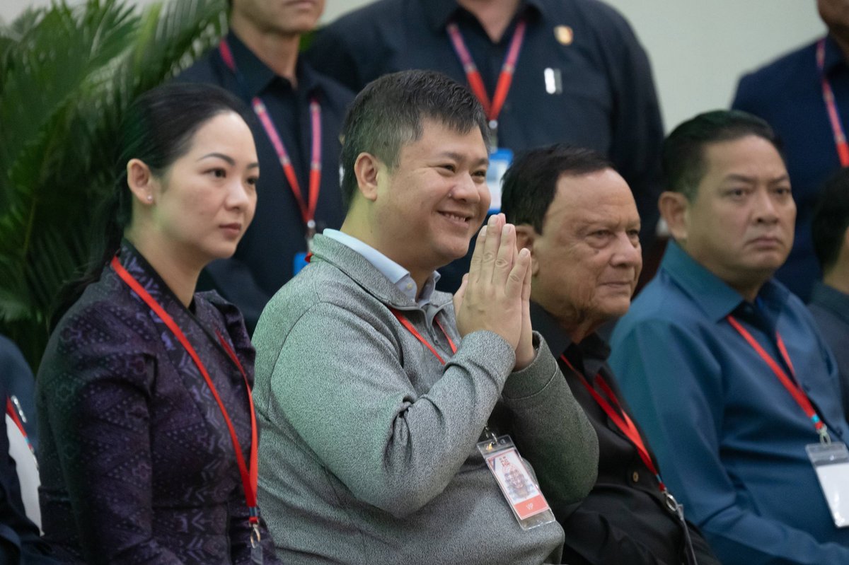 洪森在磅湛省与地方各级官员举行座谈会