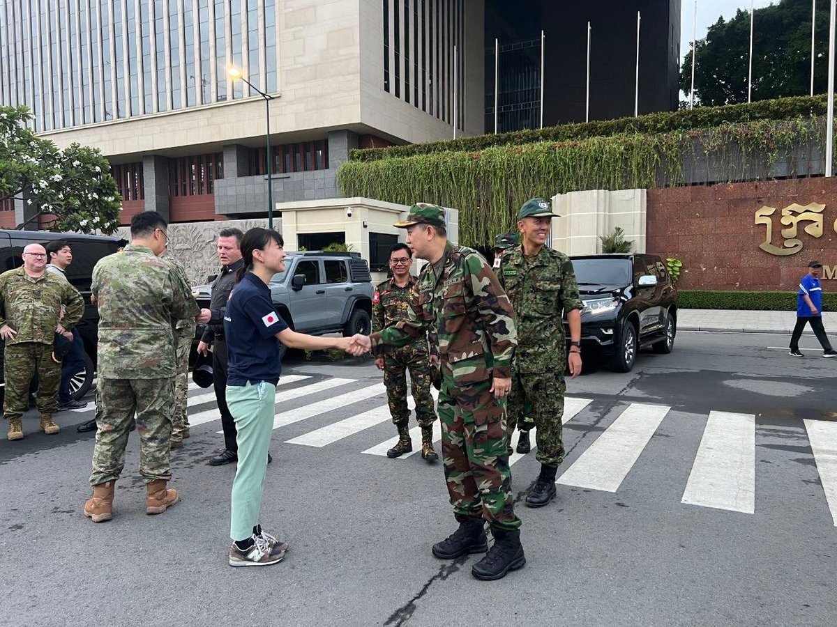 柬埔寨国防部组织外国武官团实地考察柬泰边境
