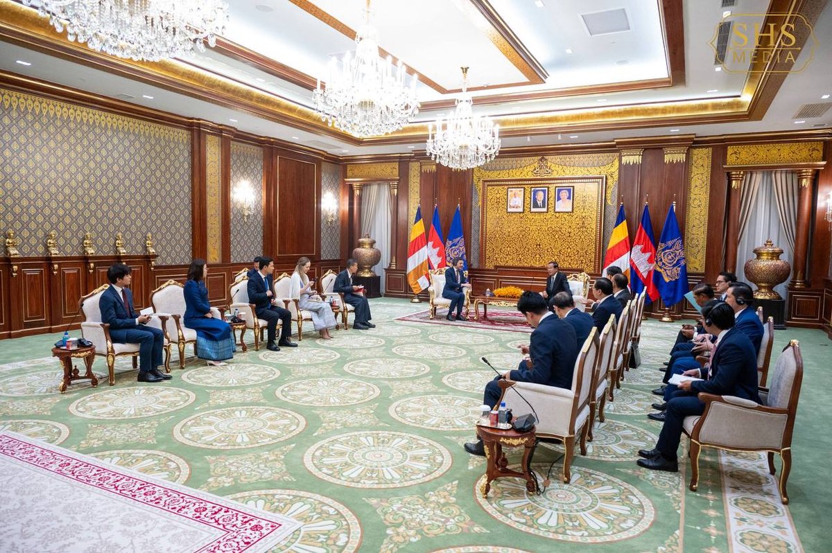 洪森代国家元首会见联合国教科文组织代表 探讨文化合作