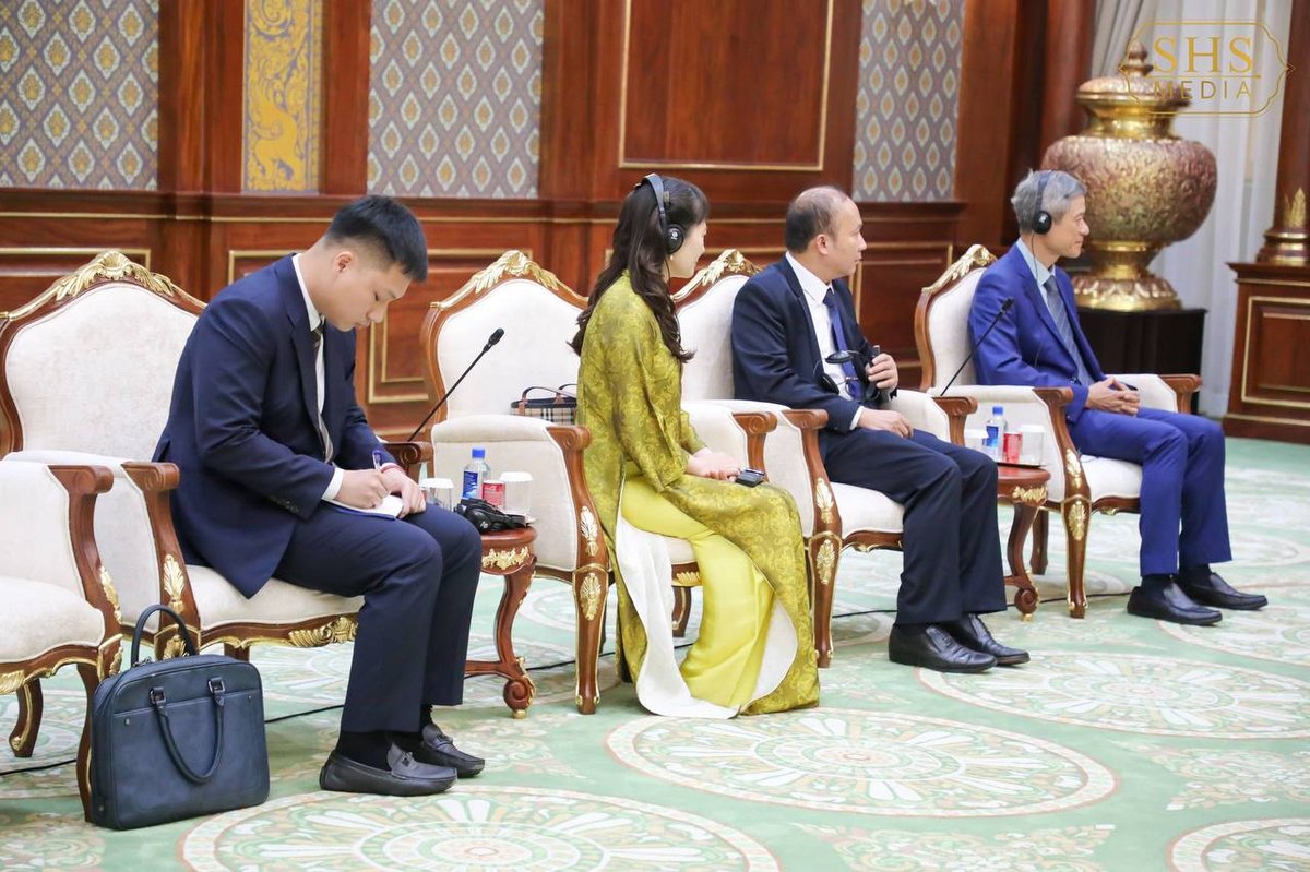 洪森在金边会见越南前国防部长范文茶 巩固双边战略互信