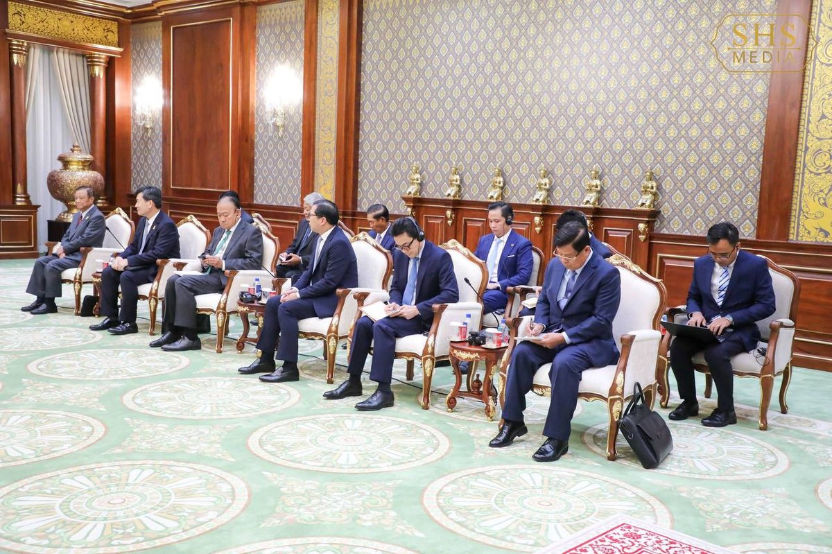 洪森在金边会见越南前国防部长范文茶 巩固双边战略互信
