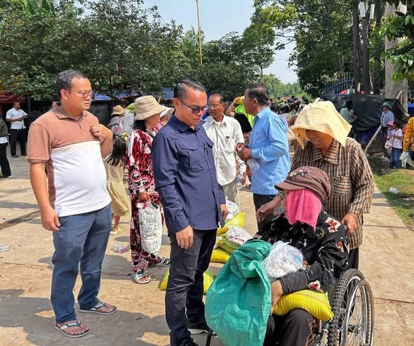 NIBC组织向暹粒克拉伦县904户困难家庭发放物资