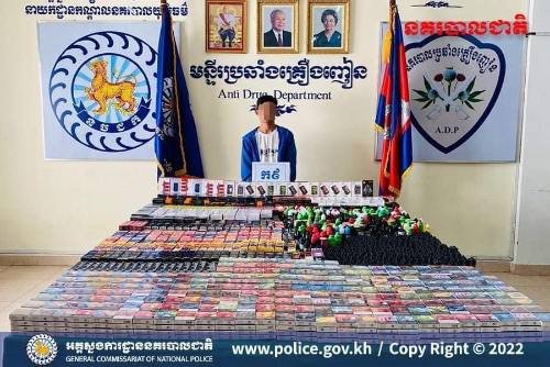 柬埔寨高官无视禁令在公共场合吸食电子烟引发争议
