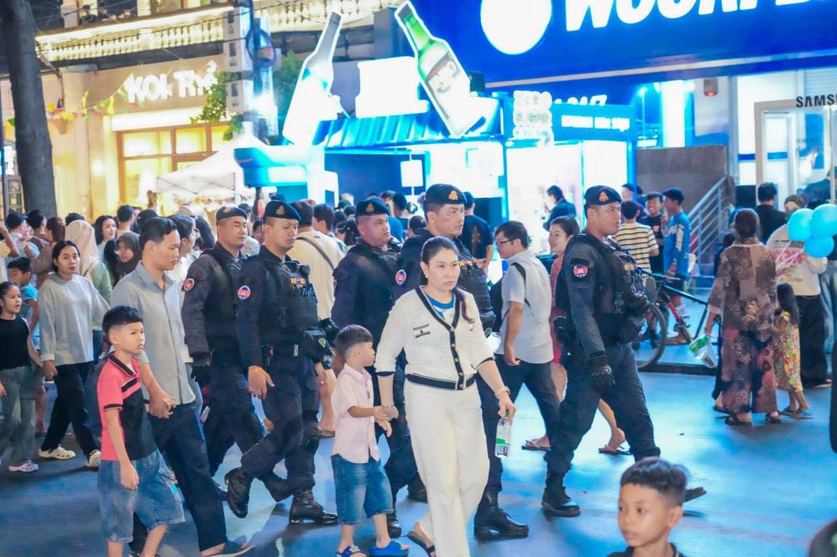金边宪兵加强步行街巡逻 保障节假日公共安全