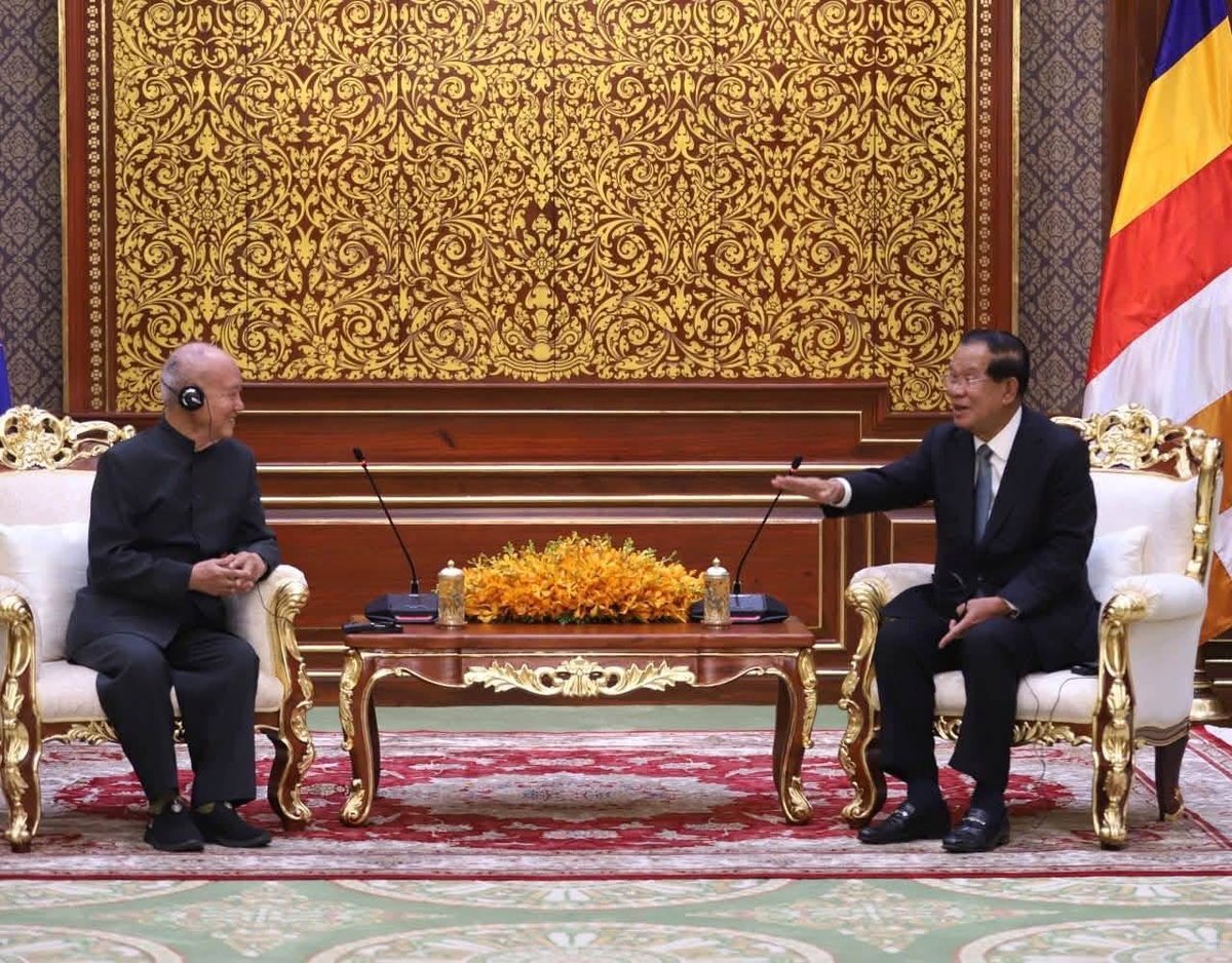 洪森代国家元首会见越南前国防部长范文茶 讨论双边合作