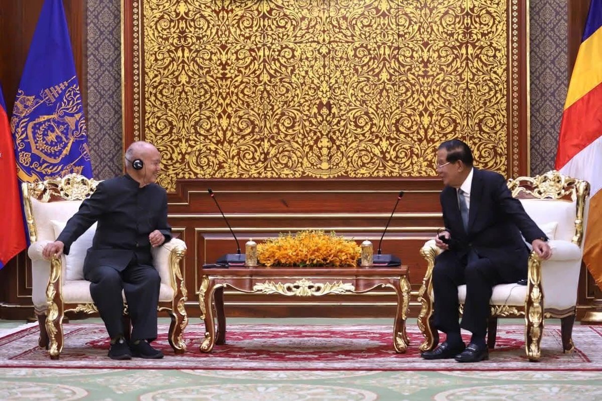 洪森代国家元首会见越南前国防部长范文茶 讨论双边合作