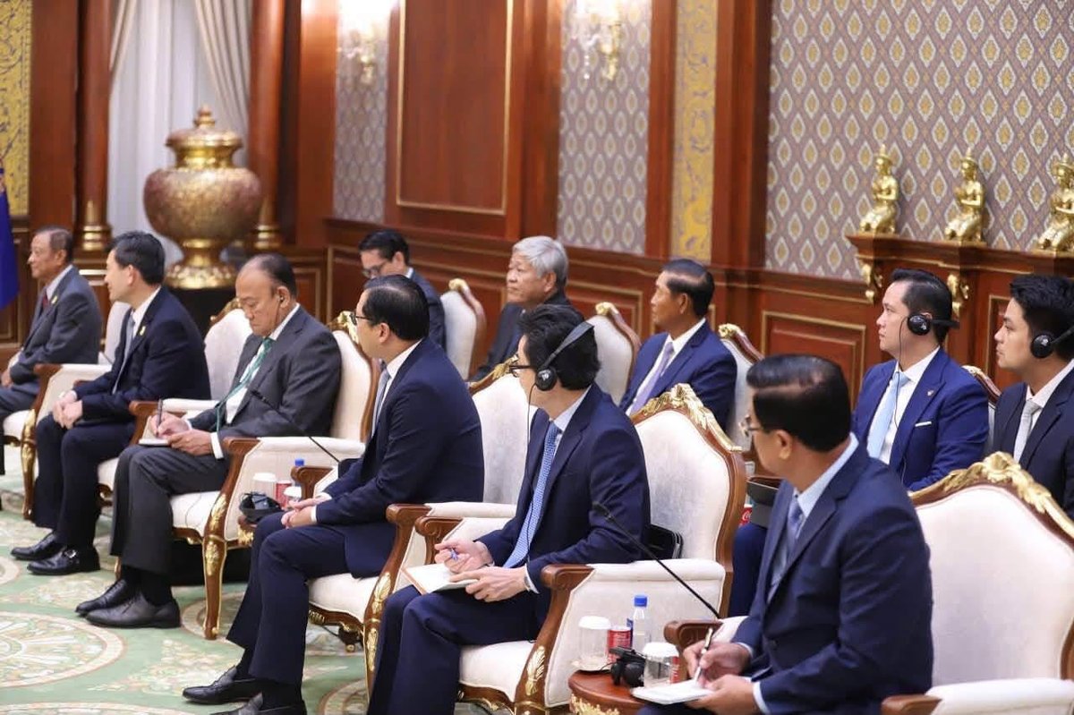 洪森代国家元首会见越南前国防部长范文茶 讨论双边合作