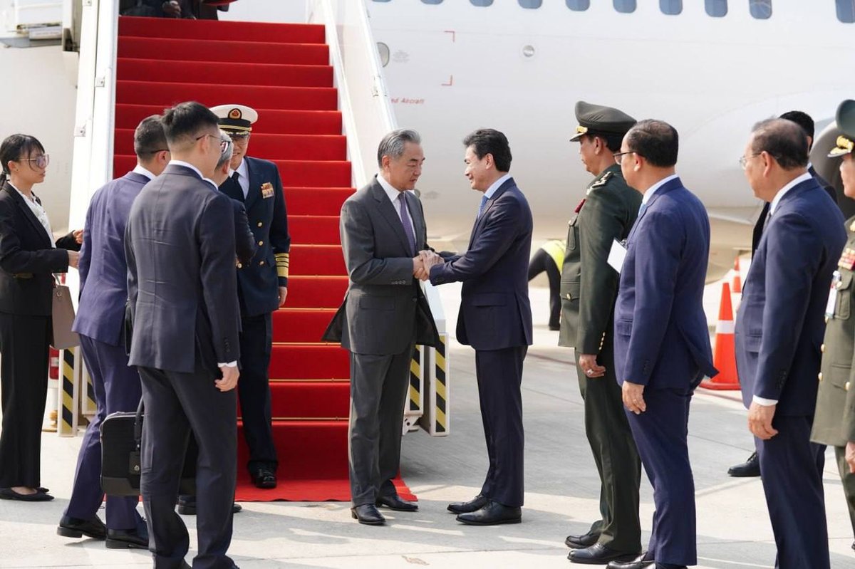 中国外交部长与国防部长抵达柬埔寨参加“2+2”战略对话