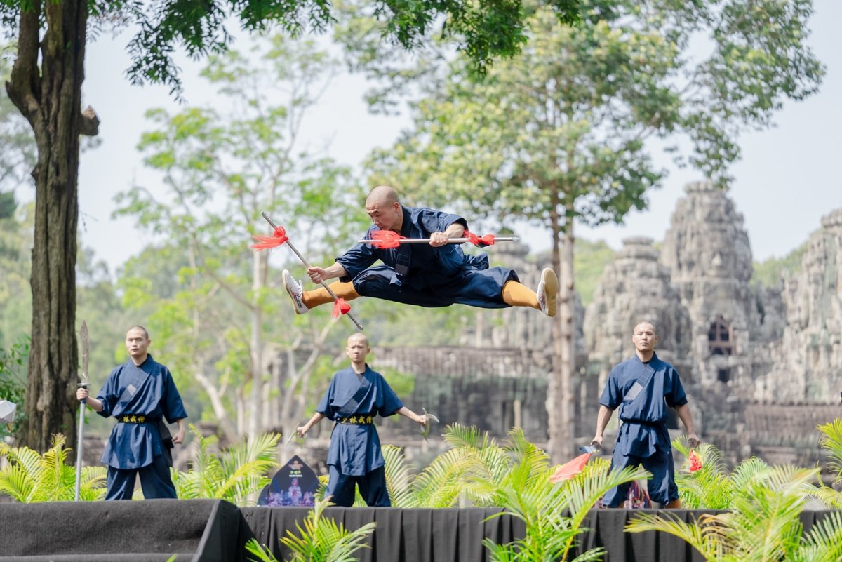 柬中武术交流表演在暹粒巴戎寺举行,展示了柬埔寨与中国武术的独特魅力