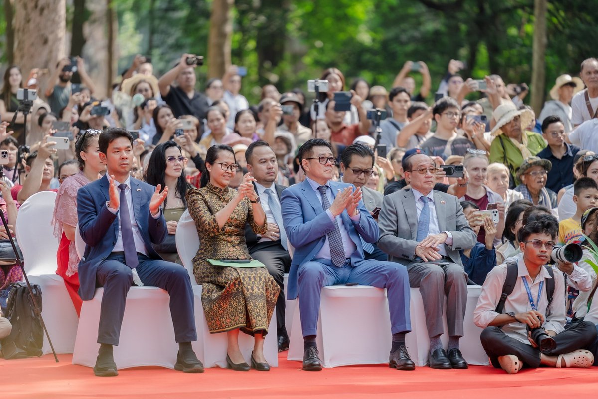 柬中武术交流表演在暹粒巴戎寺举行,展示了柬埔寨与中国武术的独特魅力