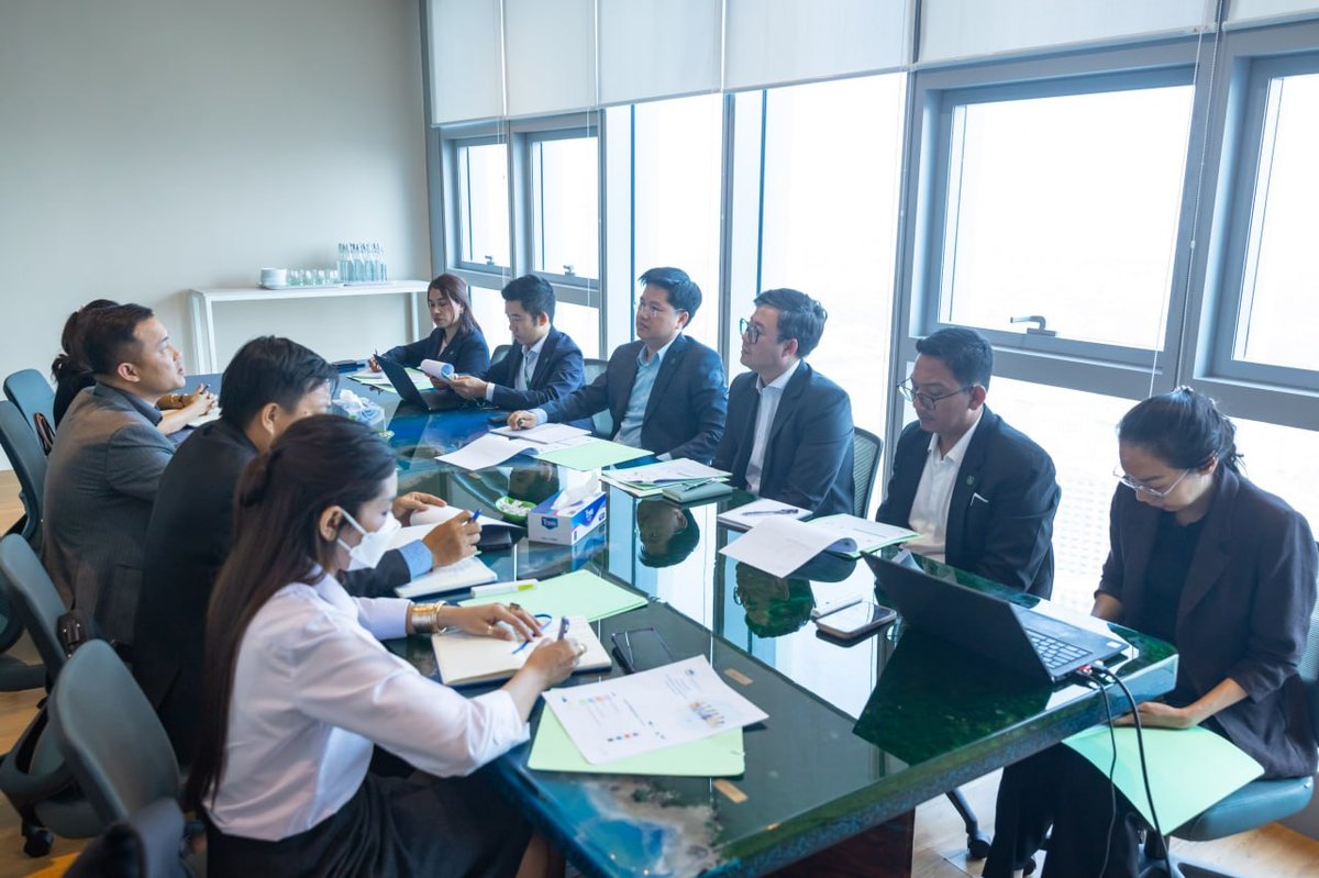 坤占那烈阁下与柬埔寨信用局(CBC)举行工作会谈