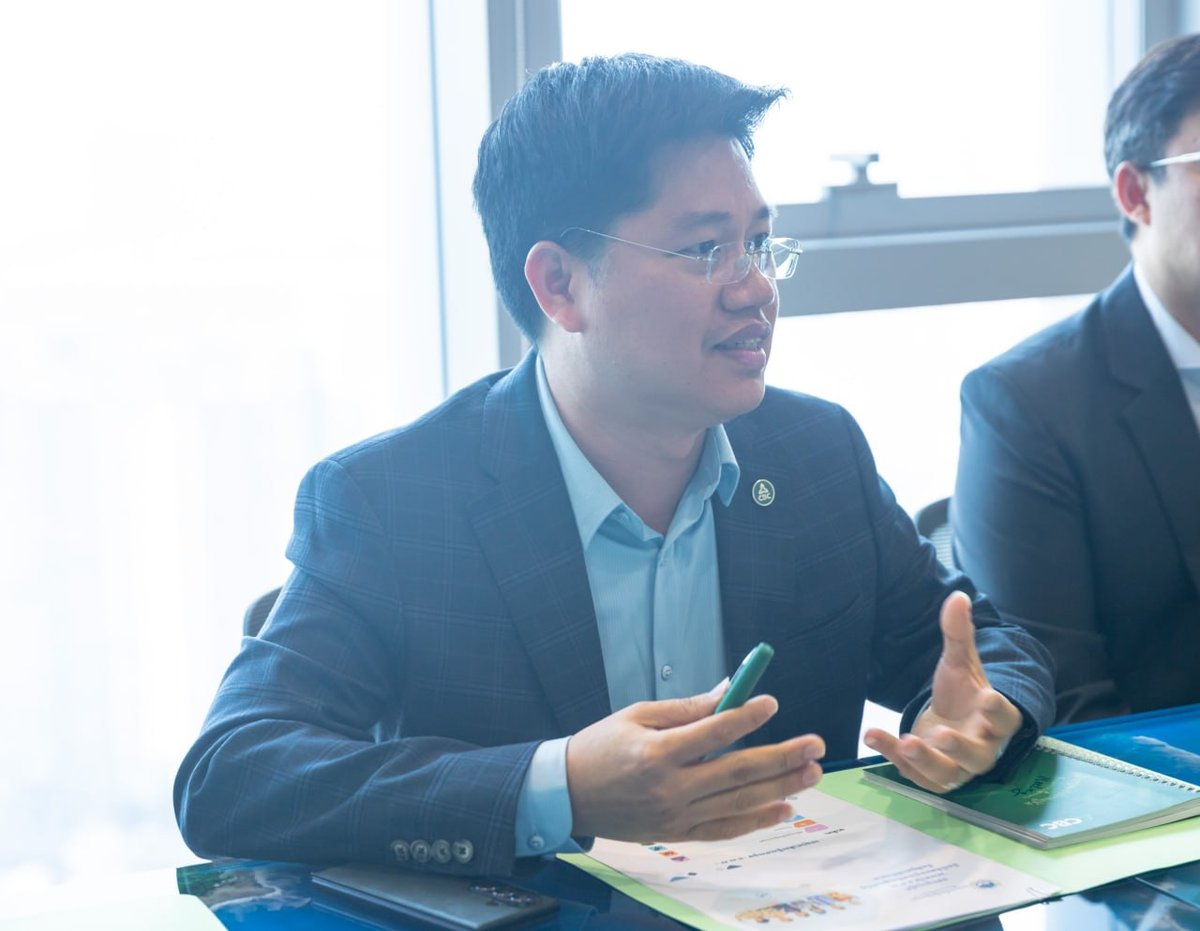 坤占那烈阁下与柬埔寨信用局(CBC)举行工作会谈