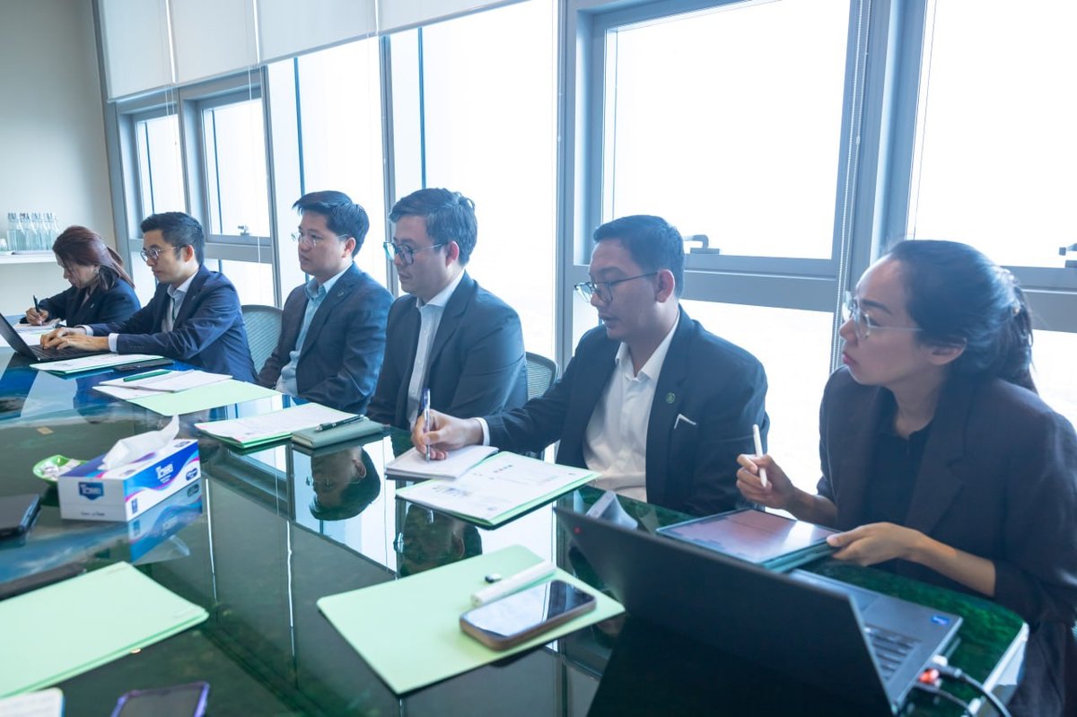 坤占那烈阁下与柬埔寨信用局(CBC)举行工作会谈