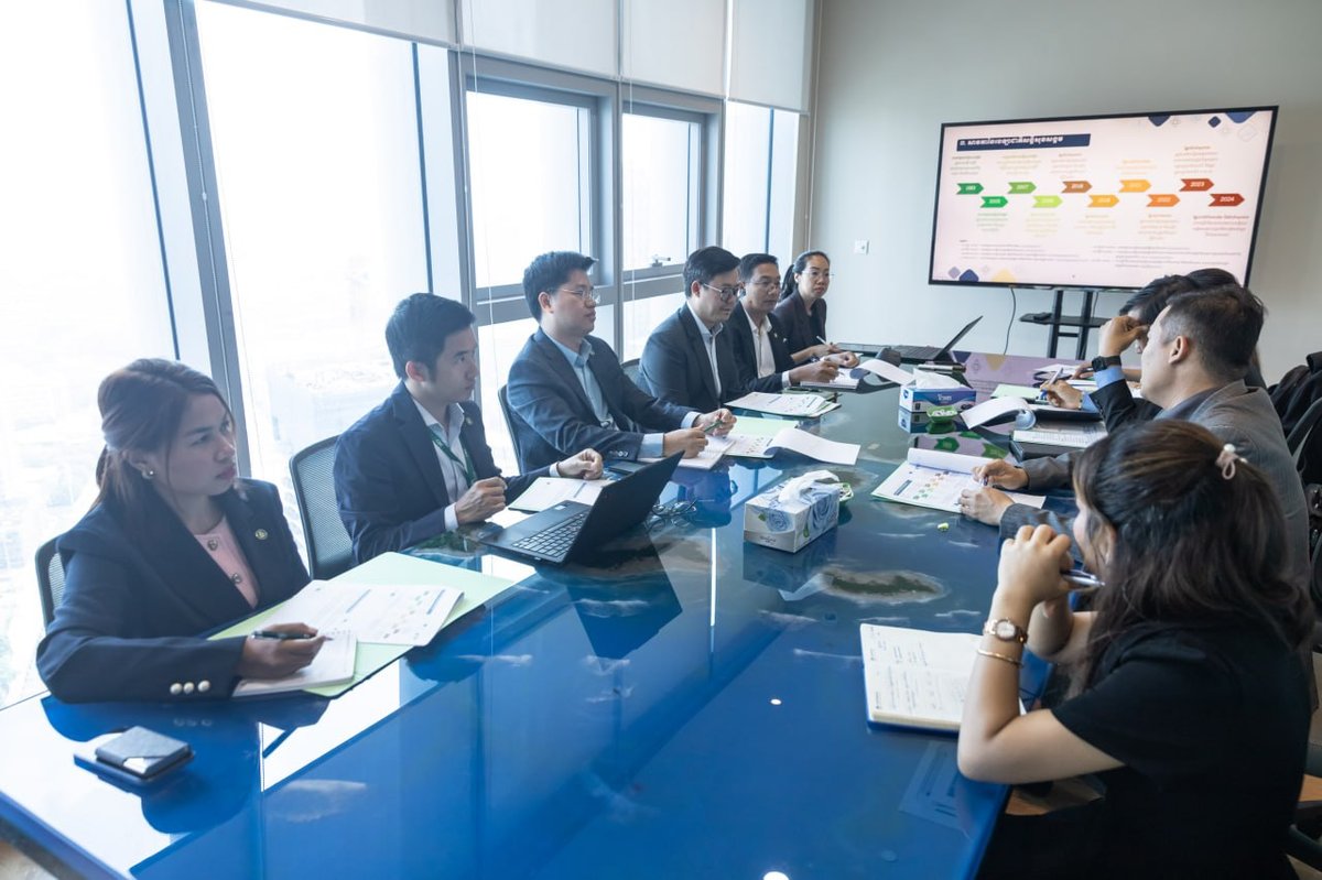 坤占那烈阁下与柬埔寨信用局(CBC)举行工作会谈