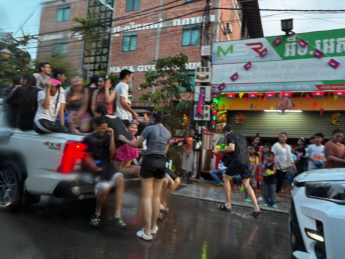 暹粒高棉新年首日:泼水狂欢与高温下的庆祝