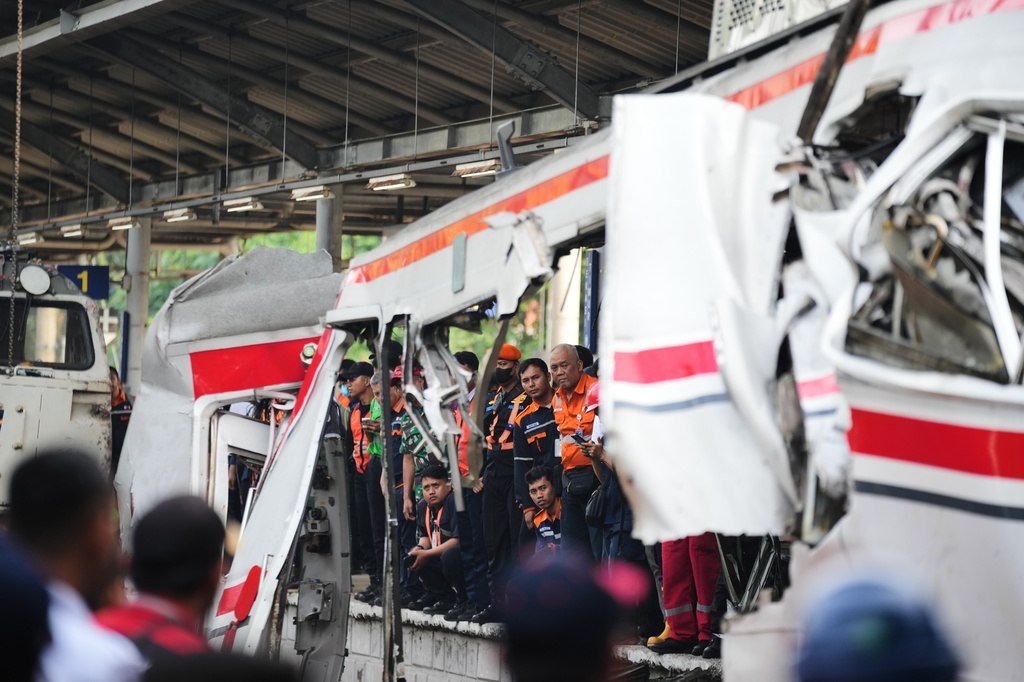 印尼通勤列车脱轨事故搜救结束 确认14人遇难数十人受伤