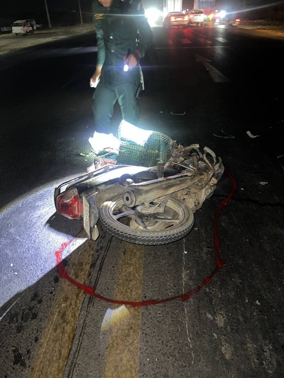 实居省4号公路发生严重车祸 汽车撞摩托致1人死亡
