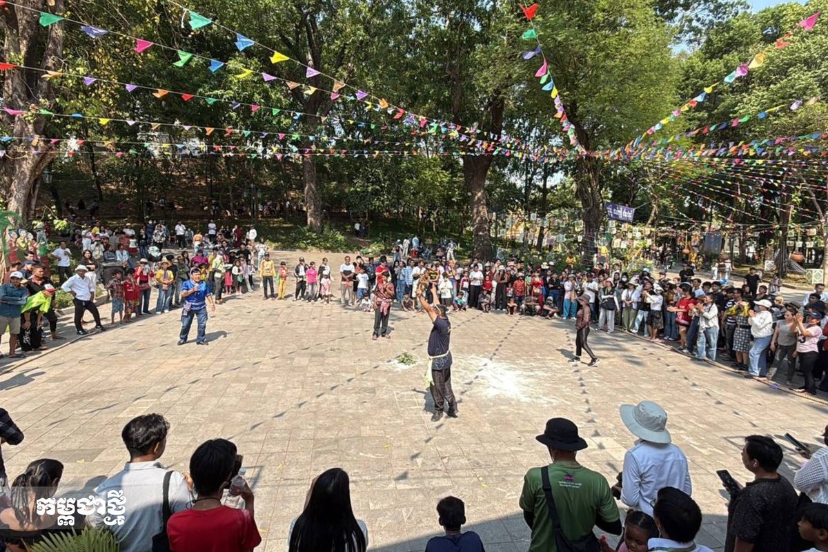 柬埔寨新年首日塔山寺游客如织