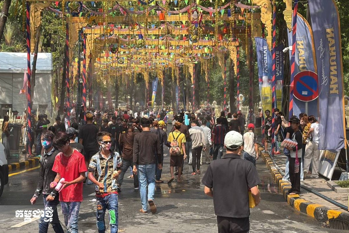 柬埔寨新年首日塔山寺游客如织