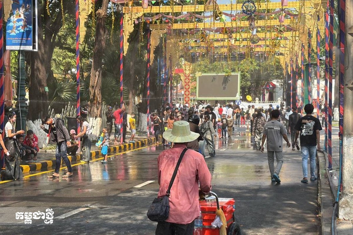 柬埔寨新年首日塔山寺游客如织