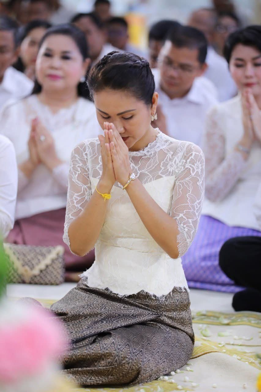 洪玛娜女士为在华治病的柬埔寨国王祈福