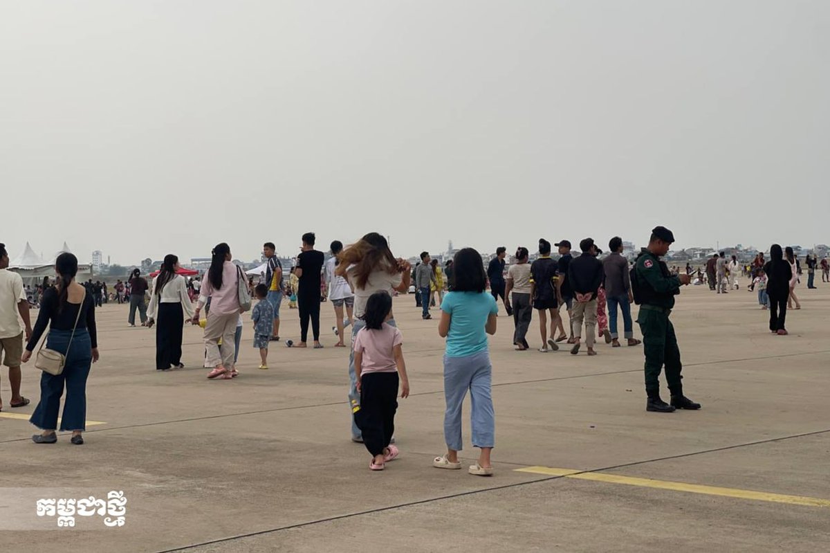 民众持续前往金边旧国际机场参观