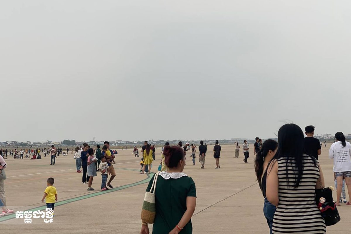 民众持续前往金边旧国际机场参观