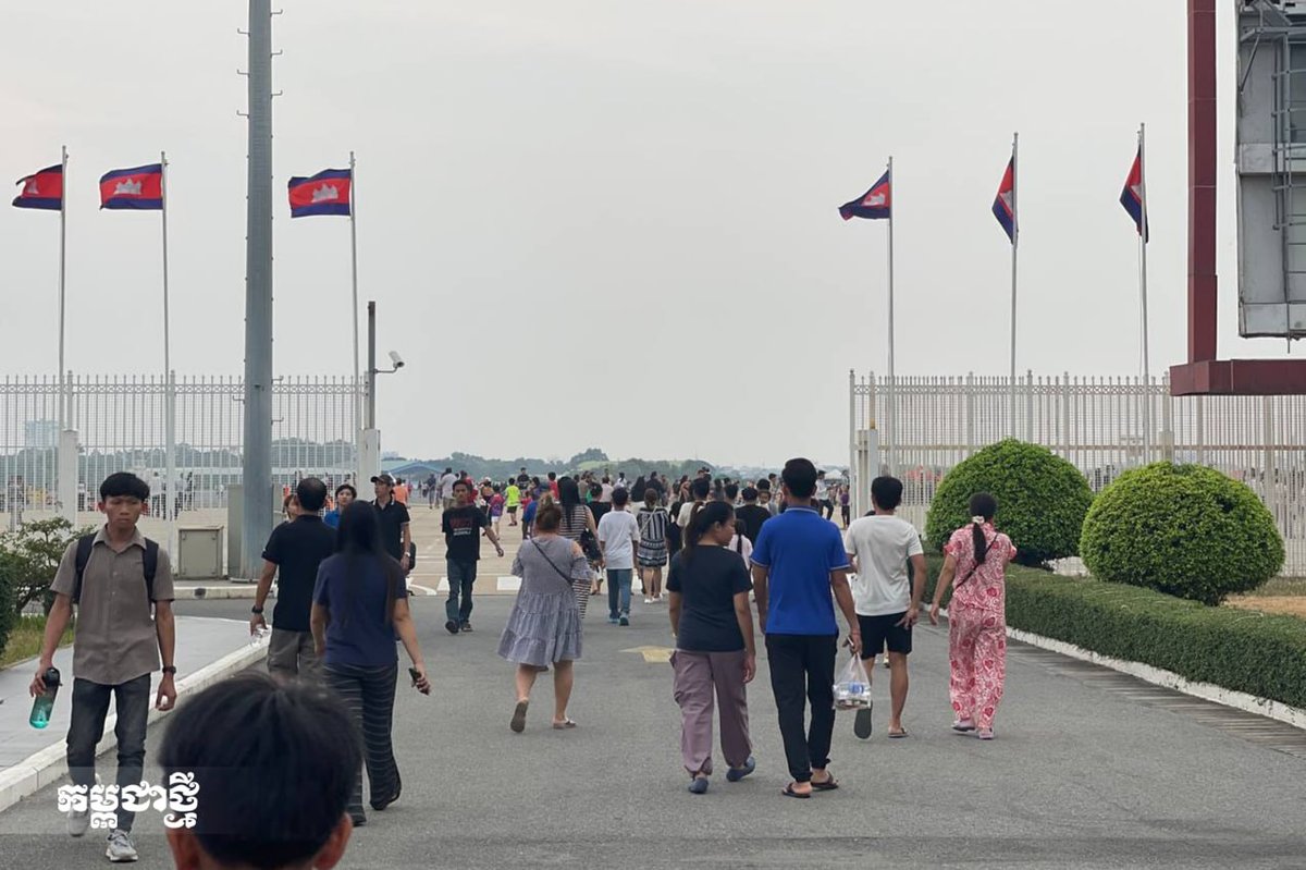 民众持续前往金边旧国际机场参观