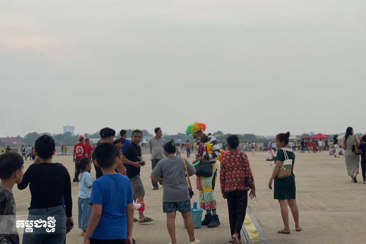 民众持续前往金边旧国际机场参观