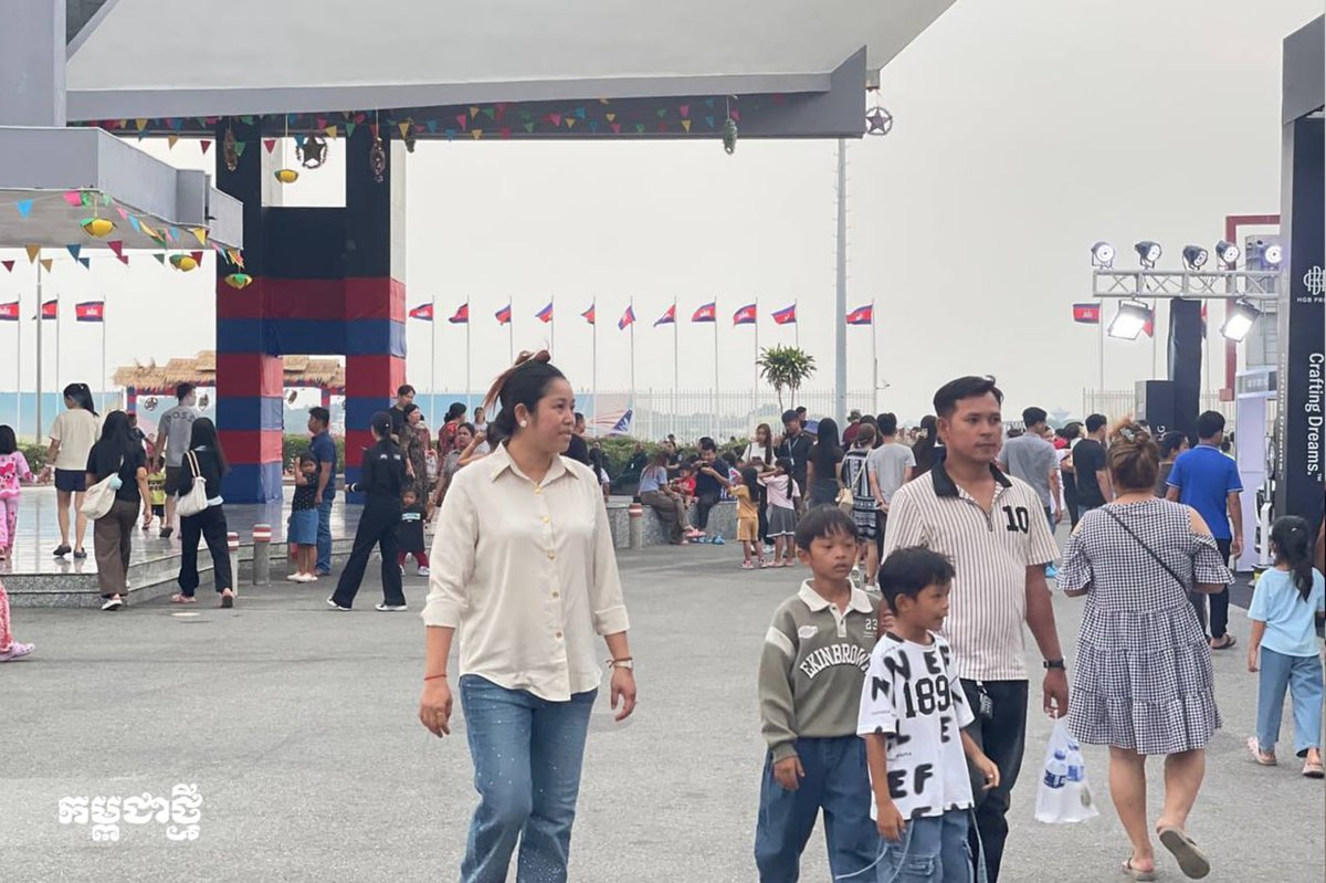 民众持续前往金边旧国际机场参观