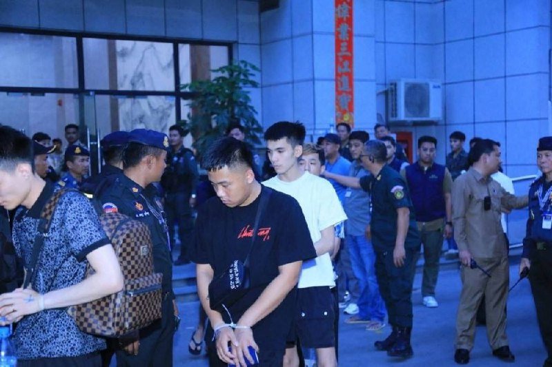 柬埔寨当局在金边一公寓逮捕50余名涉毒及网络诈骗外籍人员