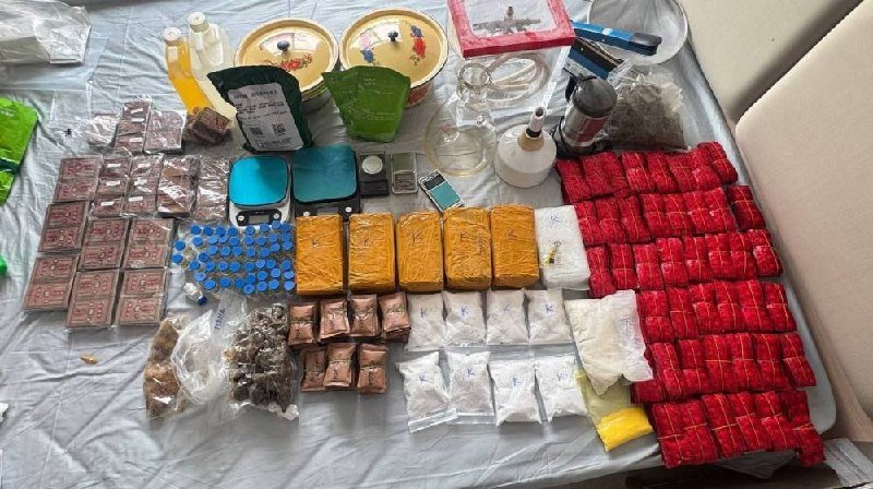 柬埔寨当局在金边一公寓逮捕50余名涉毒及网络诈骗外籍人员