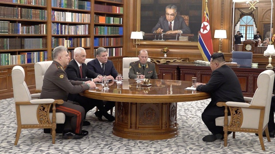 朝鲜领导人金正恩重申支持俄罗斯政策 双方讨论国际政治局势