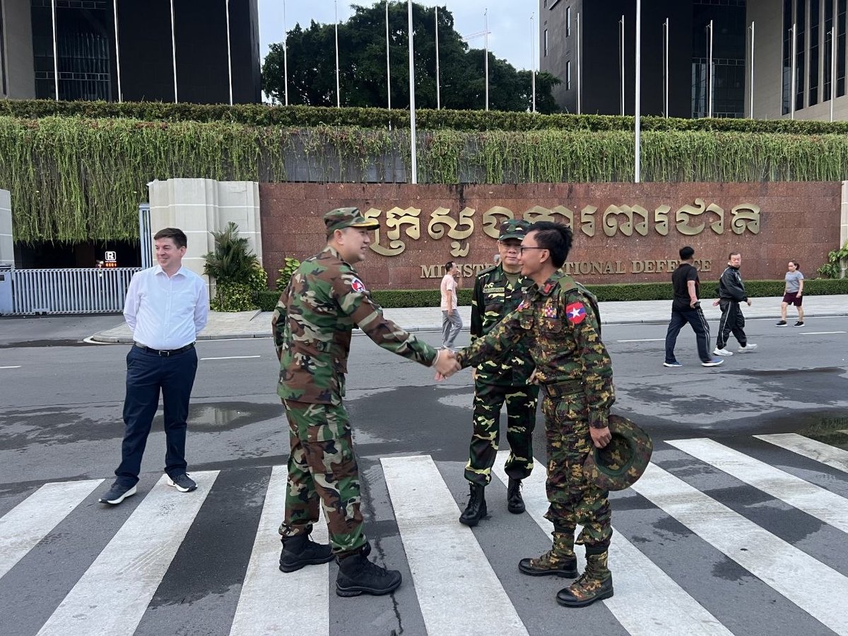 柬埔寨国防部组织外国武官团赴柬泰边境考察 强调和平解决争端立场