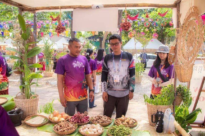 马德望宋干节筹备:宣传团队视察高棉美食区