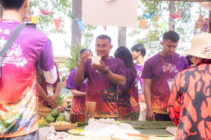马德望宋干节筹备:宣传团队视察高棉美食区