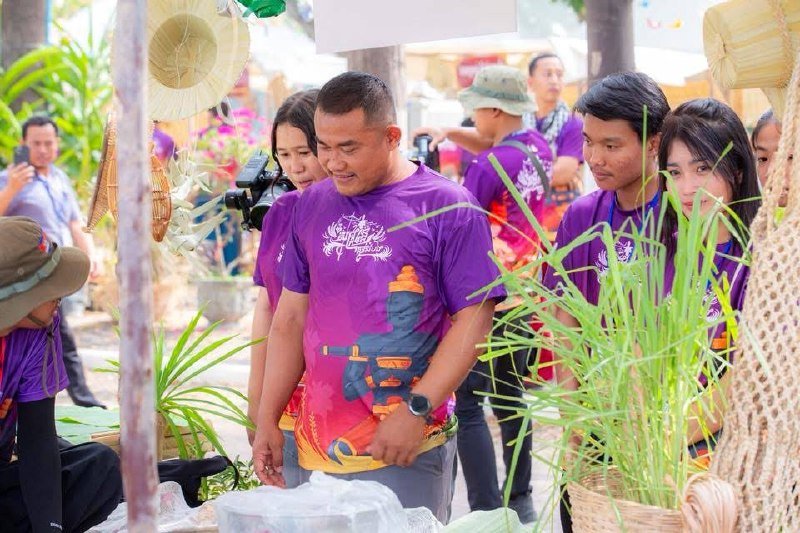 马德望宋干节筹备:宣传团队视察高棉美食区