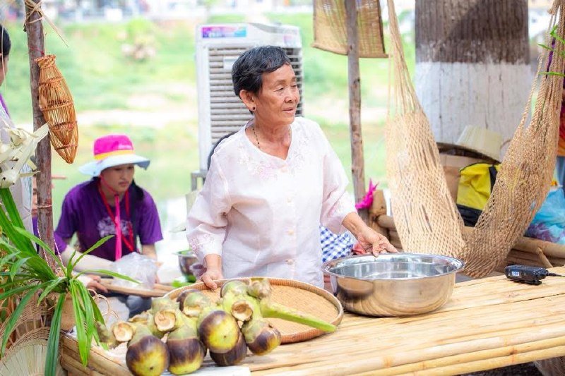 马德望宋干节筹备:宣传团队视察高棉美食区
