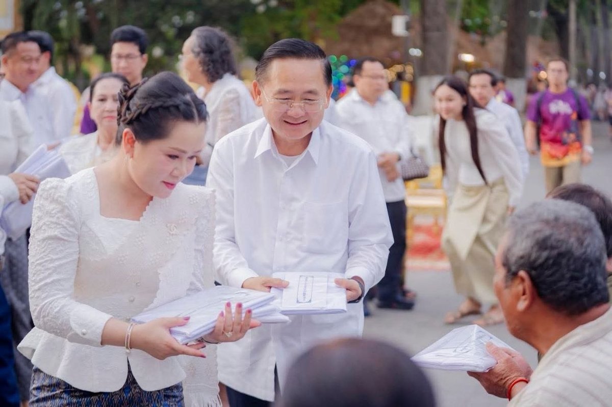 马德望省举行2026年宋干节浴佛仪式