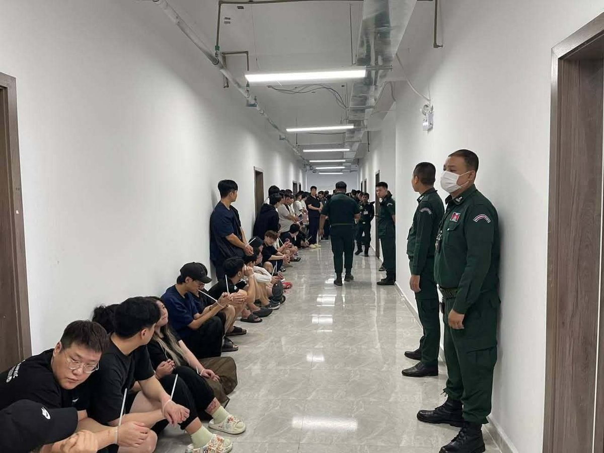 金边警方在一场大规模网络诈骗行动中逮捕50名嫌疑人
