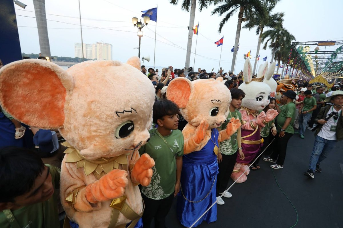 洪玛尼出席柬埔寨新年友谊拔河比赛