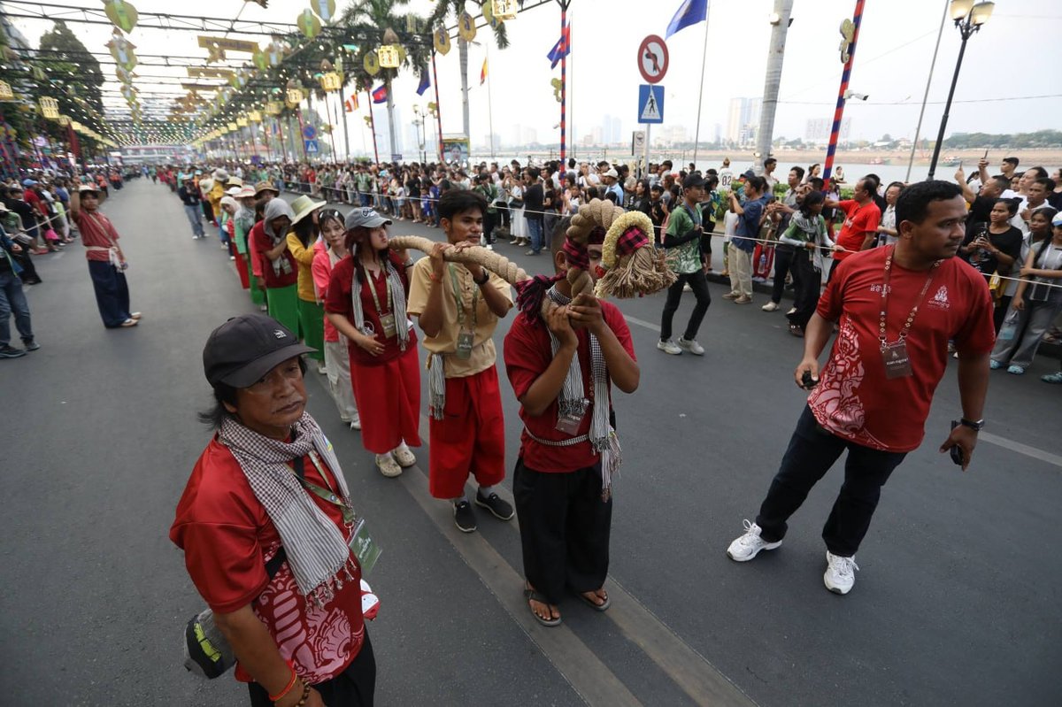 洪玛尼出席柬埔寨新年友谊拔河比赛