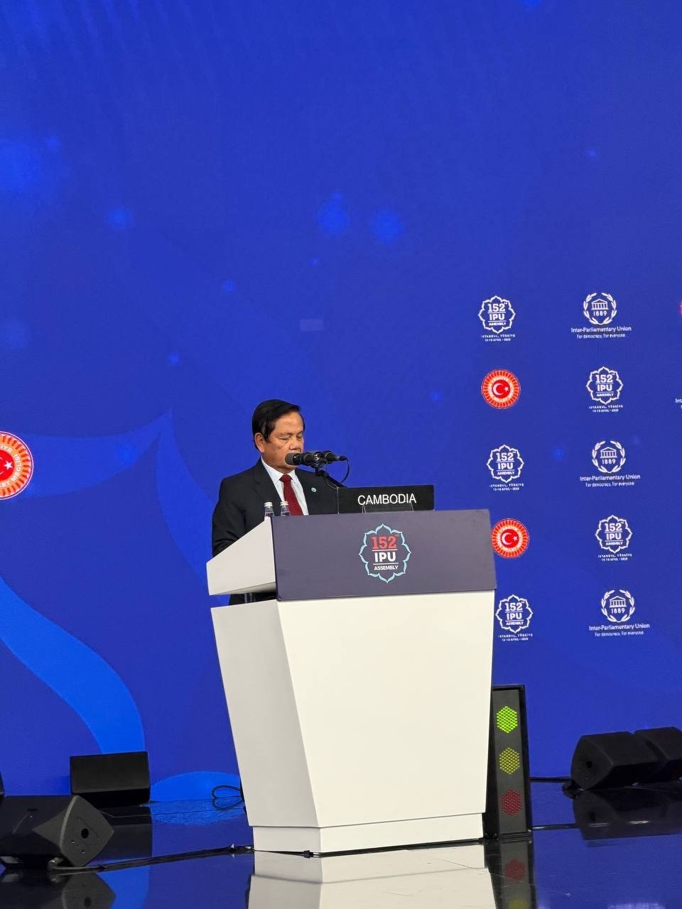 柬埔寨参议院第一副主席乌·波里在第152届各国议会联盟大会上发表讲话