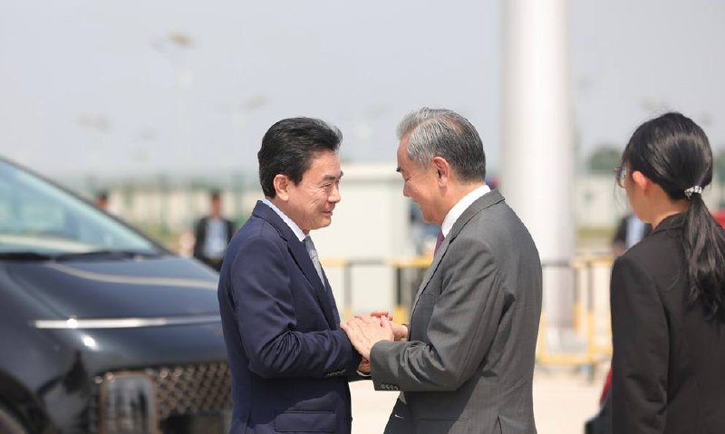 中国外交部长王毅结束对柬埔寨的访问