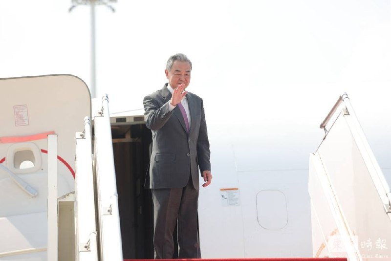 中国外交部长王毅结束对柬埔寨的访问