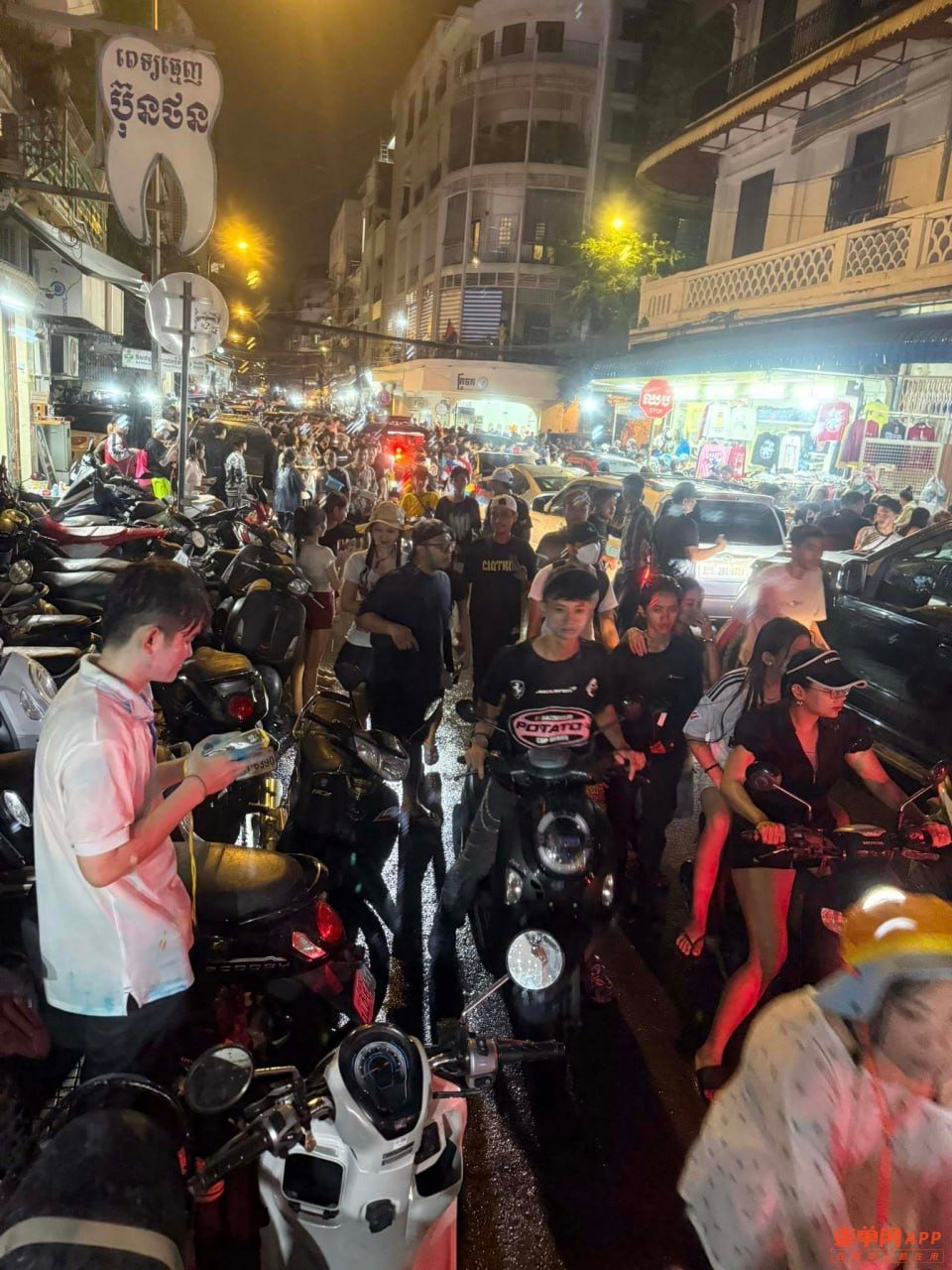 柬新年第三天:金边闹市区人群聚集,多条道路严重拥堵