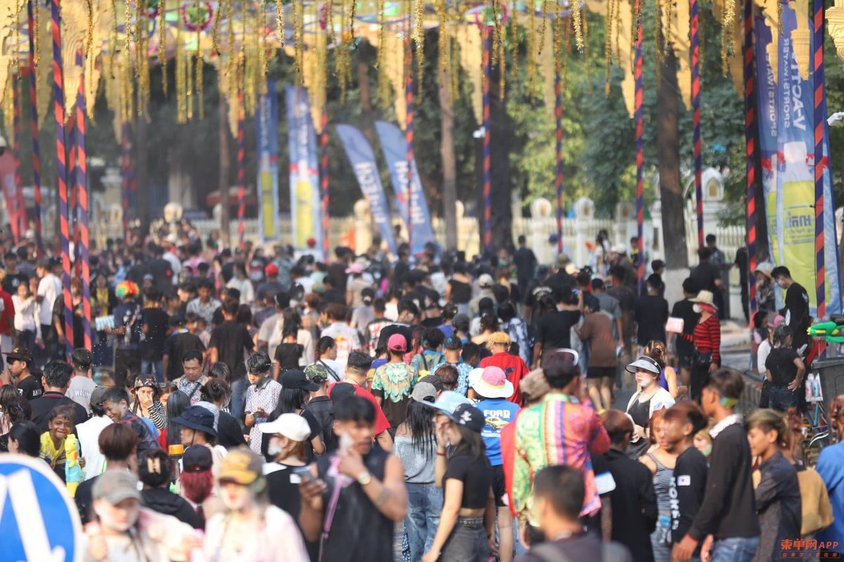 柬新年第四天热度不减!金边市长携夫人亲临视察